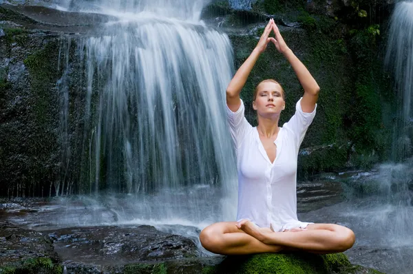 Kvinnan gör yoga i naturen — Stockfoto