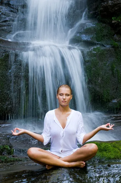 Meditación de yoga cerca de cascada —  Fotos de Stock