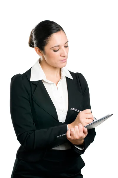 Mujer de negocios tomando notas en el portapapeles — Foto de Stock