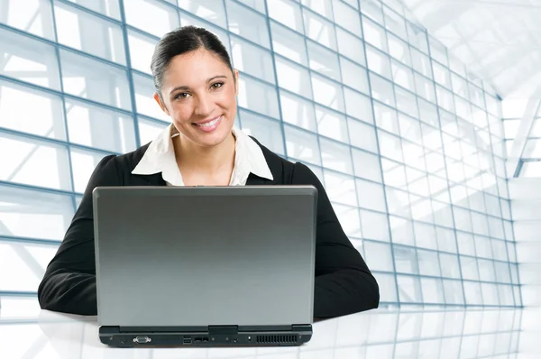 Zakelijke vrouw werkt op laptop — Stockfoto