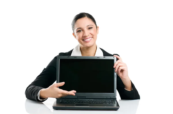 Деловая женщина показывает экран ноутбука — стоковое фото