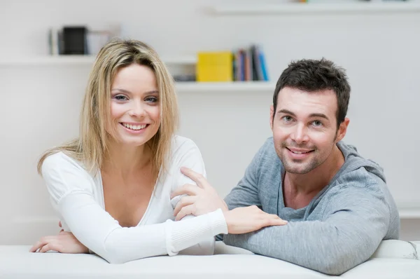 Jovem casal sorrindo retrato — Fotografia de Stock