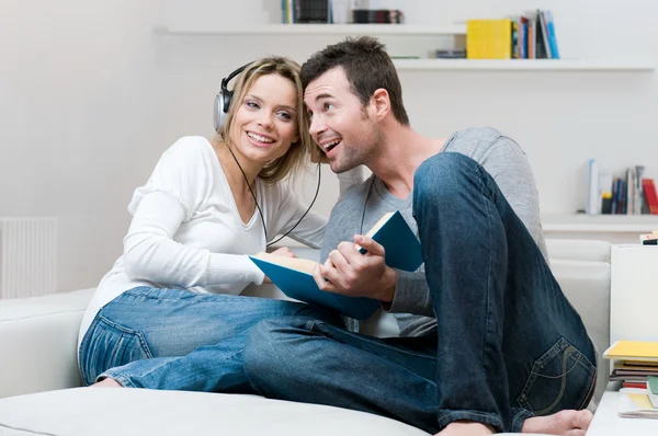 Молодая пара слушает музыку вместе — стоковое фото