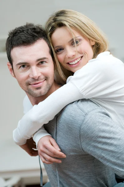 Jong koppel piggyback — Stockfoto