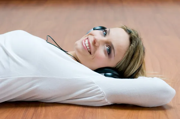 Młoda kobieta słuchania muzyki — Zdjęcie stockowe