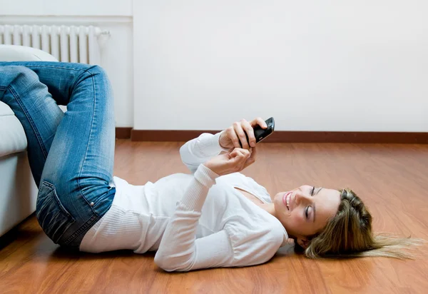 Jovem mulher relaxada no celular — Fotografia de Stock