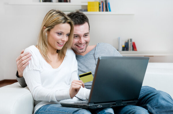 Joven pareja de compras por Internet — Foto de Stock