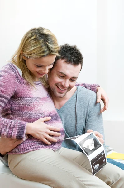 Felice incinta giovane coppia con sonogramma bambino — Foto Stock