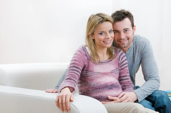 Feliz pareja embarazada sonriente — Foto de Stock