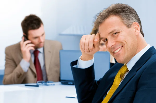 Sonriente empresario sénior en el cargo — Foto de Stock