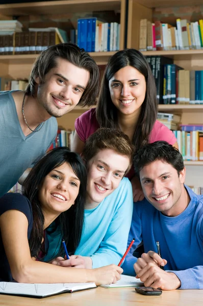 Estudantes felizes estudando juntos — Fotografia de Stock