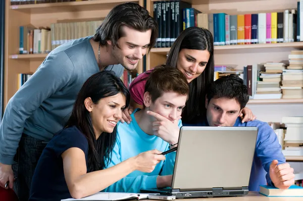 Estudiar en el portátil — Foto de Stock