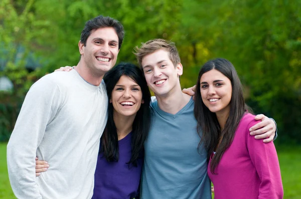 Happy lachende vrienden samen — Stockfoto