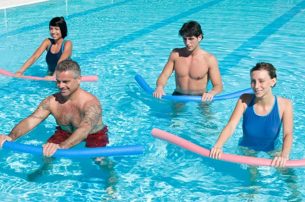 Exercício de Aquagym com tubo — Fotografia de Stock