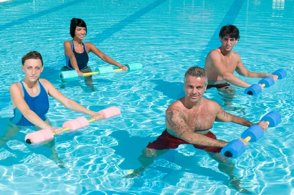 Exercício de fitness na piscina — Fotografia de Stock