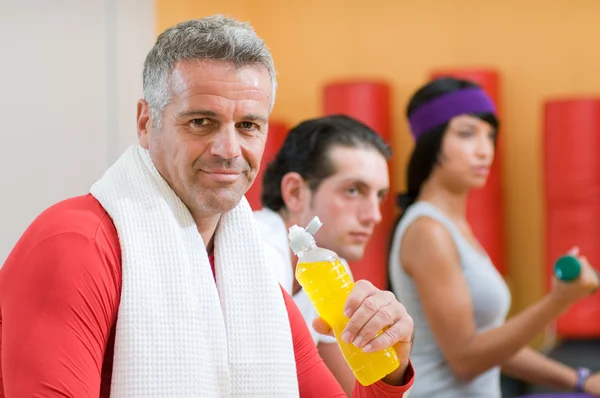 Refreshment during fitness exercises — Stock Photo, Image