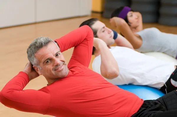 Mature man making sit-ups — Stock Photo, Image