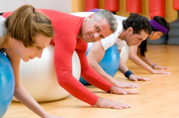 Exercício com bola de fitness no ginásio — Fotografia de Stock