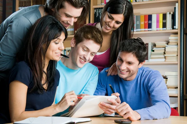 Students studying and working together — Stock Photo, Image