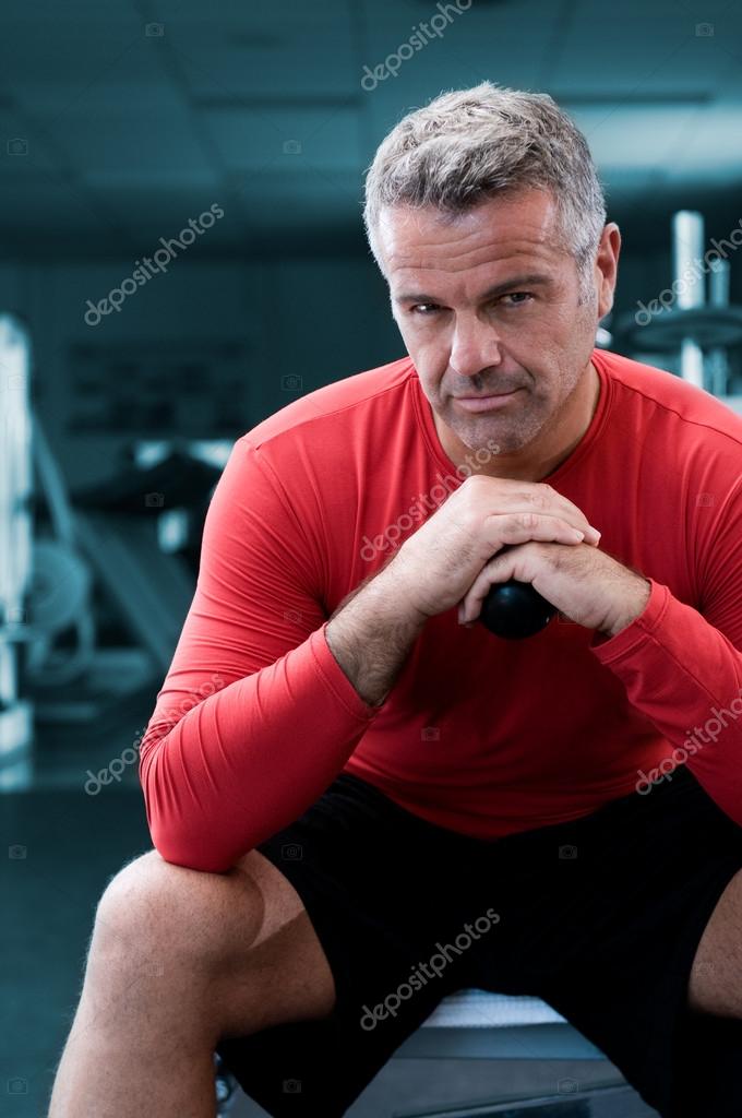 Maduro homem no ginásio fotos, imagens de © ridofranz 12659096