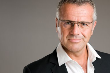 Gözlüklü memnun olgun adam