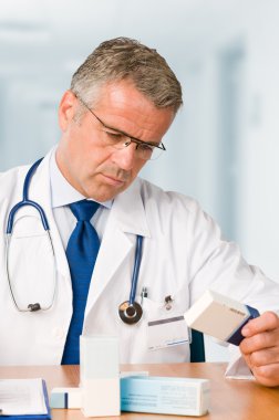Doktor ilaç servis talepleri inceleyerek
