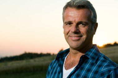 Olgun adam açık dikey