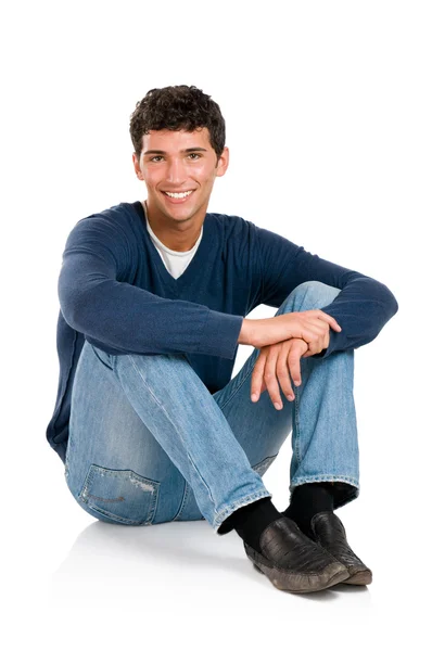 Sonriente joven sentado — Foto de Stock