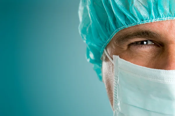 Абсорбированный хирург крупным планом — стоковое фото