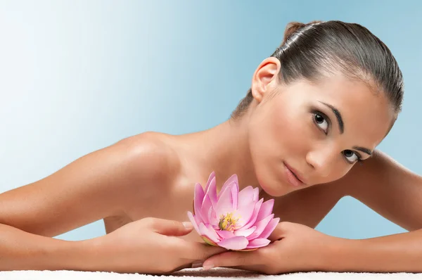 Beauty with lotus flower at spa — Stock Photo, Image