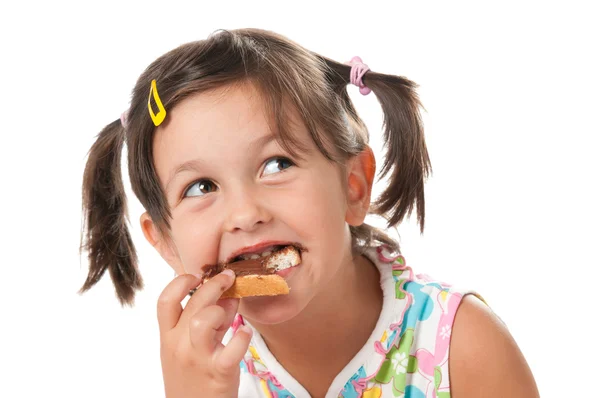 Κοριτσάκι που δαγκώνει ένα σνακ — Φωτογραφία Αρχείου