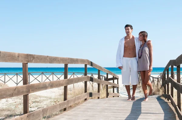 Älskande par promenader tillsammans — Stockfoto