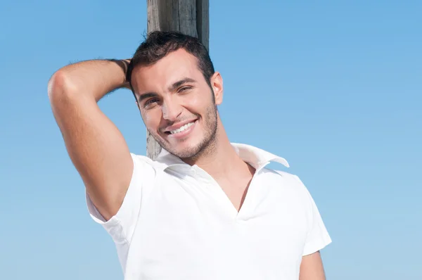 Sonriendo joven chico al aire libre — Foto de Stock