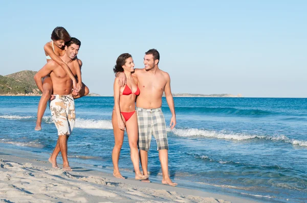 Parejas felices en la playa —  Fotos de Stock