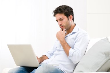 endişeli herife dalgın: laptop