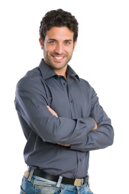 Genç adam gülümsüyor