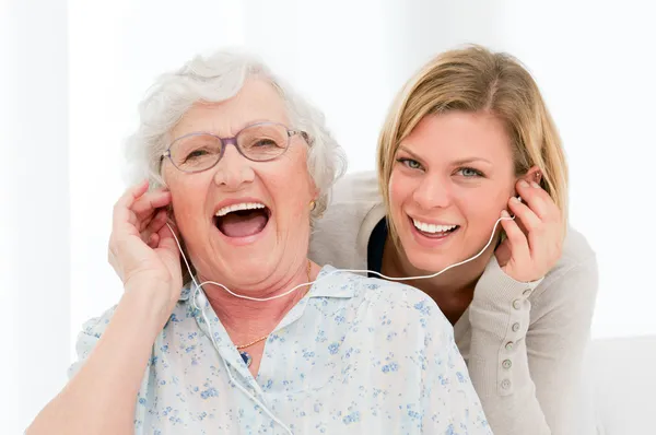 Gemeinsam Musik hören — Stockfoto