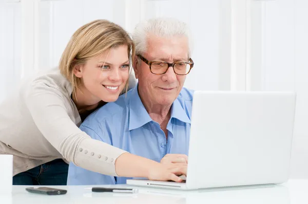 Ayudar con la nueva computadora — Foto de Stock