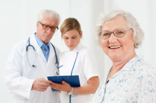 Donna anziana sana in ospedale — Foto Stock