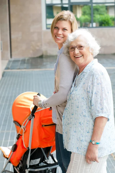 Familia de tres generaciones dando un paseo — Foto de Stock