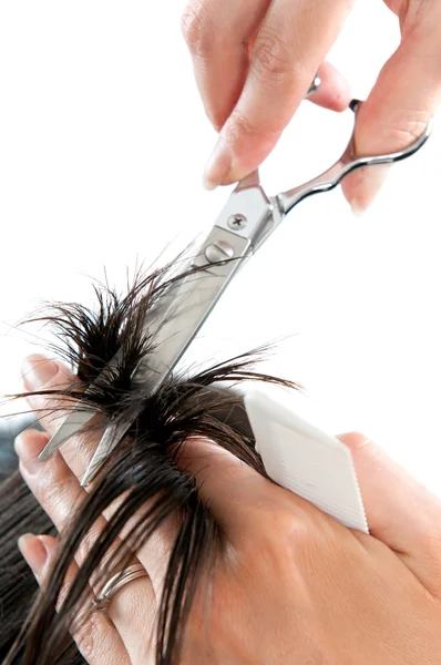 Вирізання волосся ножицями — стокове фото