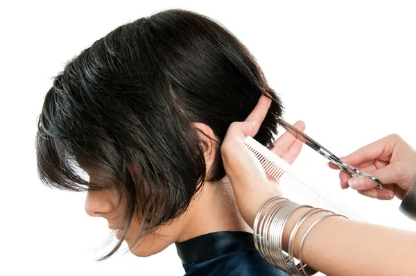 Friseur schneidet Haare — Stockfoto
