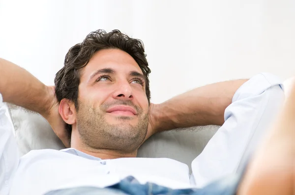 Sorrindo jovem cara relaxante — Fotografia de Stock