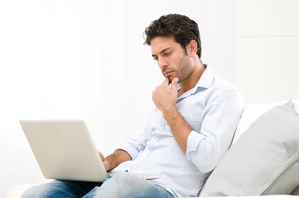 Ragazzo preoccupato pensieroso al computer portatile — Foto Stock