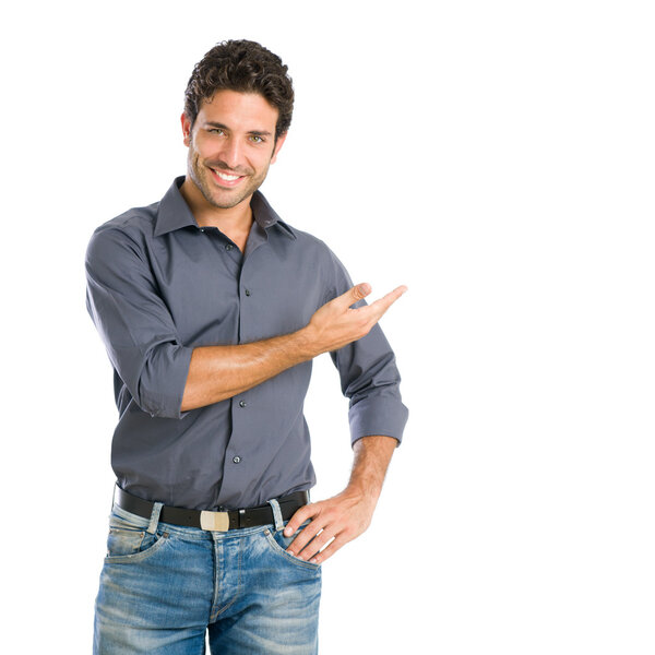 улыбающийся молодой человек представляет продукт
