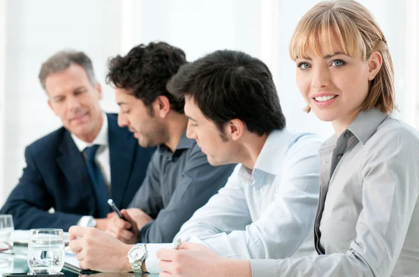 Femme d'affaires sourire au travail — Photo