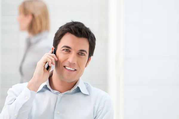 Hombre feliz en el teléfono — Foto de Stock