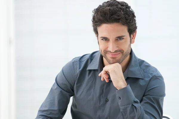 Hombre sonriente en la oficina — Foto de Stock