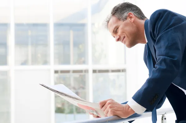 Nachrichten lesen — Stockfoto