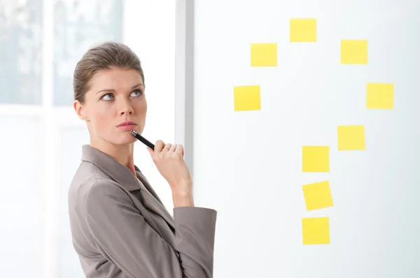 Pensando mujer de negocios — Foto de Stock